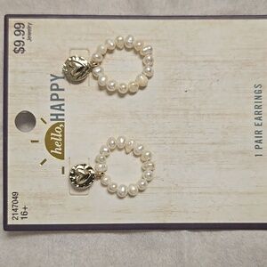 HELLO HAPPY! Handmade costume piece. 1 pair of Earring Pearl & Gold